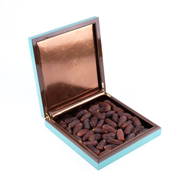 Cuero azul fresco dentro de una bonita caja de chocolates de madera.