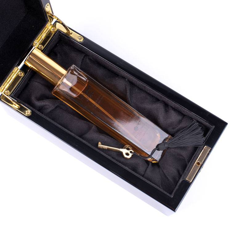 Elegante caja de perfumes de madera con bisagras doradas y cerradura.