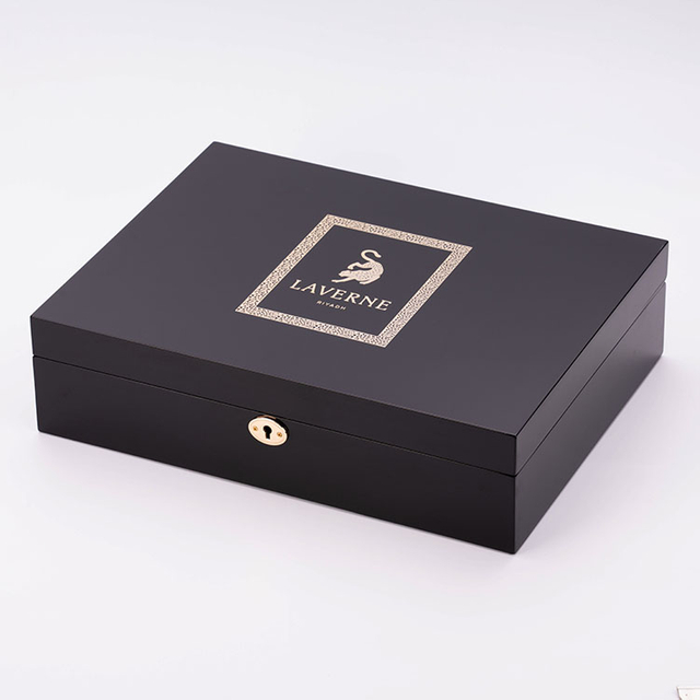 Pintura de piano negro de alto grado Tres botellas de pintura de perfume Embalaje de regalo Caja de madera Logotipo de metal de oro brillante Hecho a medida