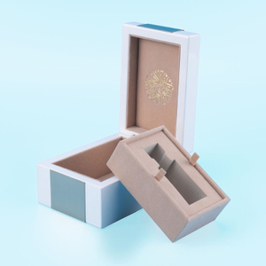 Caja de embalaje de perfume de madera pequeña y elegante pintada con accesorios de acero inoxidable cepillado