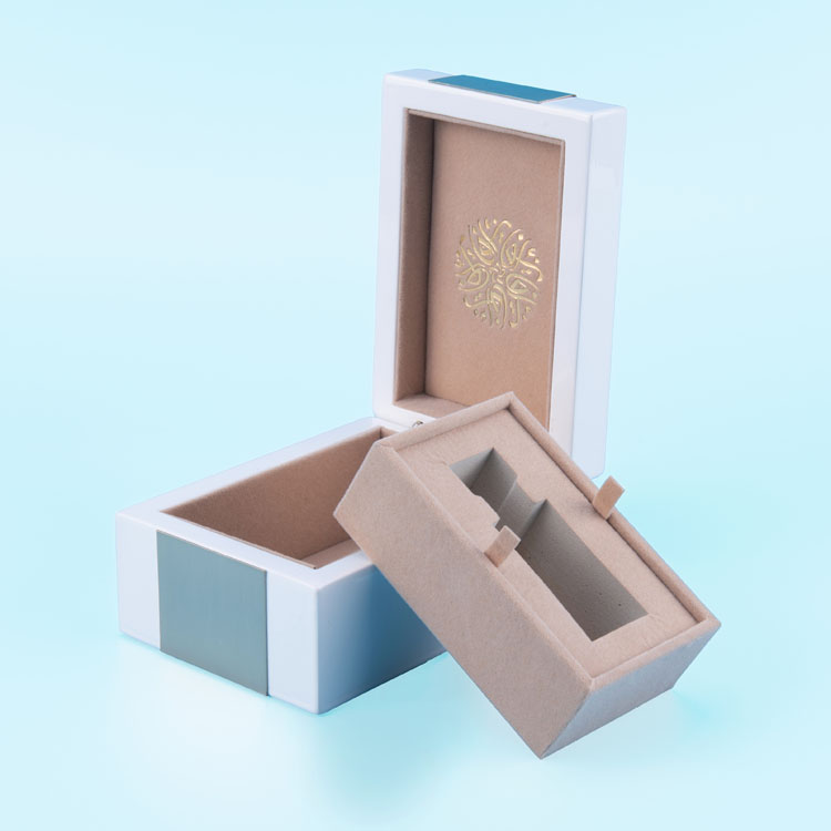 Caja de embalaje de perfume de madera pequeña y elegante pintada con accesorios de acero inoxidable cepillado