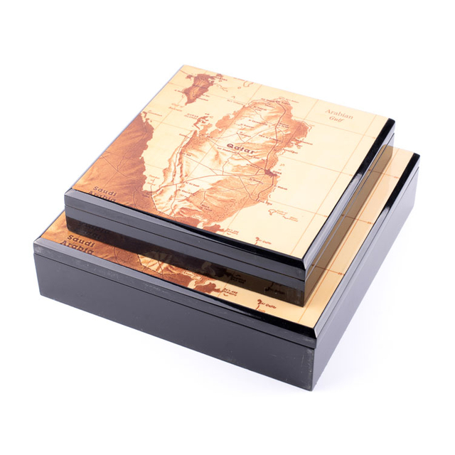 Caja Ramadán de madera con bisagras brillantes con mapa del Golfo