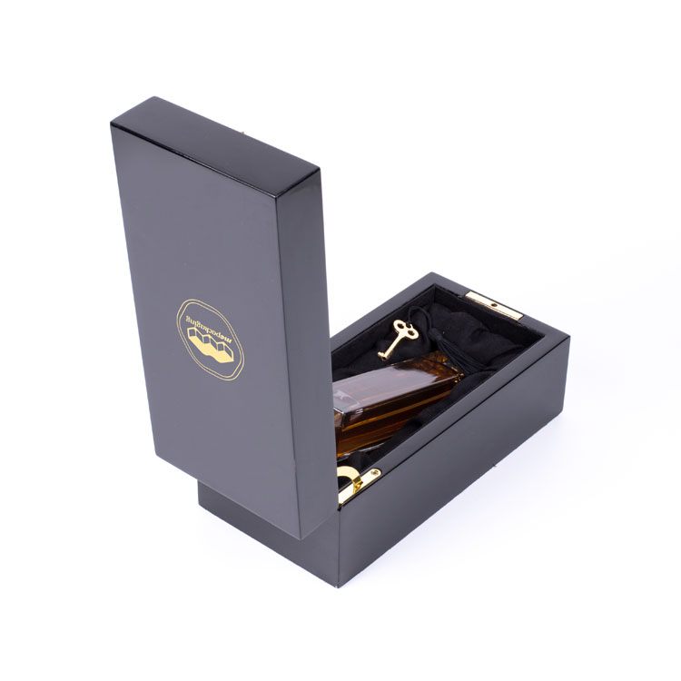 Elegante caja de perfumes de madera con bisagras doradas y cerradura.