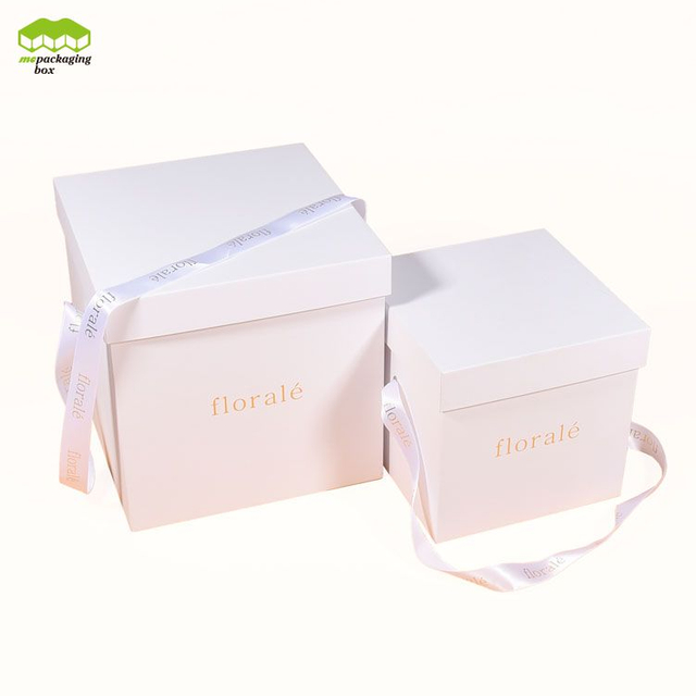 Caja de regalo de papel con flores y asas de cinta simples