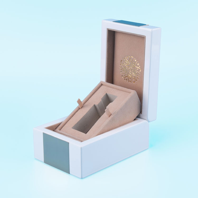 Caja de embalaje de perfume de madera pequeña y elegante pintada con accesorios de acero inoxidable cepillado