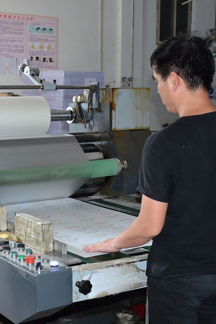 Trabajador calificado en MC Packaging fabricando cajas de relojes personalizadas