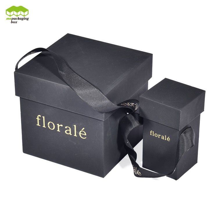 Caja de regalo de papel con flores y asas de cinta simples