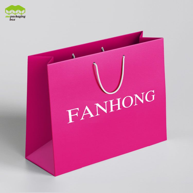 Bolsa de papel de cinta negra con logotipo personalizado de papel revestido