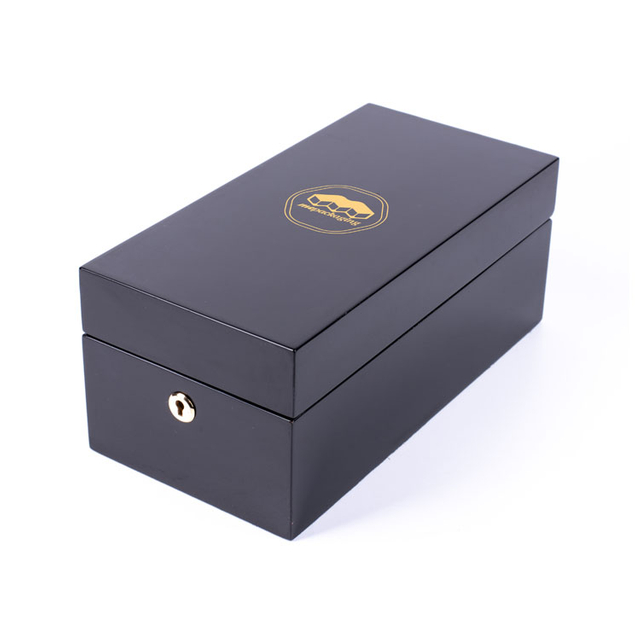 Elegante caja de perfumes de madera con bisagras doradas y cerradura.