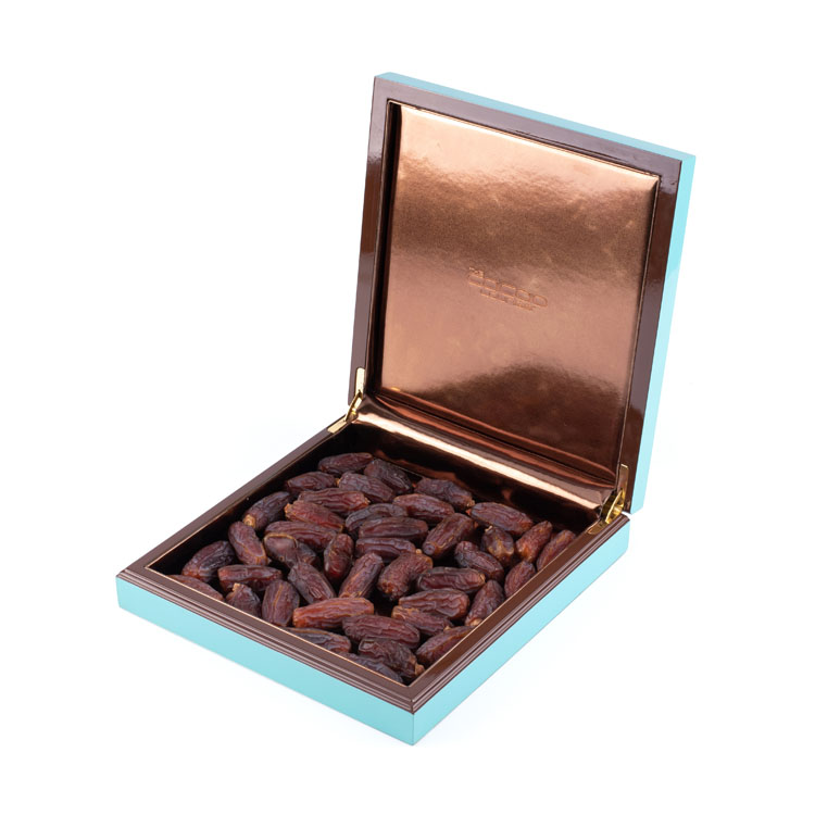Cuero azul fresco dentro de una bonita caja de chocolates de madera.