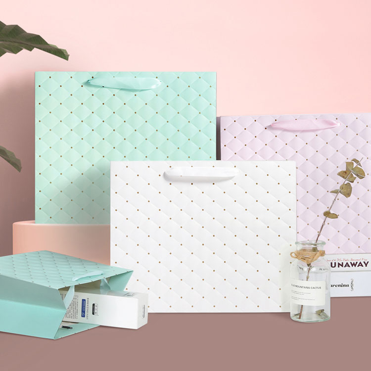 Logotipo impreso personalizado Bolsa de papel blanco de lujo bolsas de papel de regalo de compras minoristas con su propio logotipo