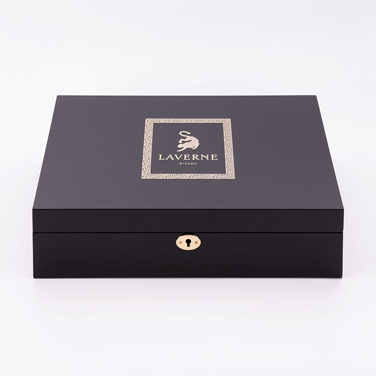 Pintura de piano negro de alto grado Tres botellas de pintura de perfume Embalaje de regalo Caja de madera Logotipo de metal de oro brillante Hecho a medida