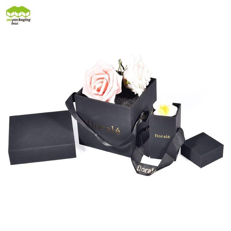 Caja de regalo de papel con flores y asas de cinta simples