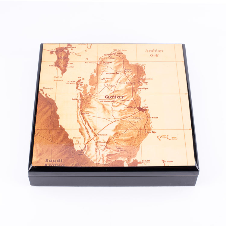 Caja Ramadán de madera con bisagras brillantes con mapa del Golfo