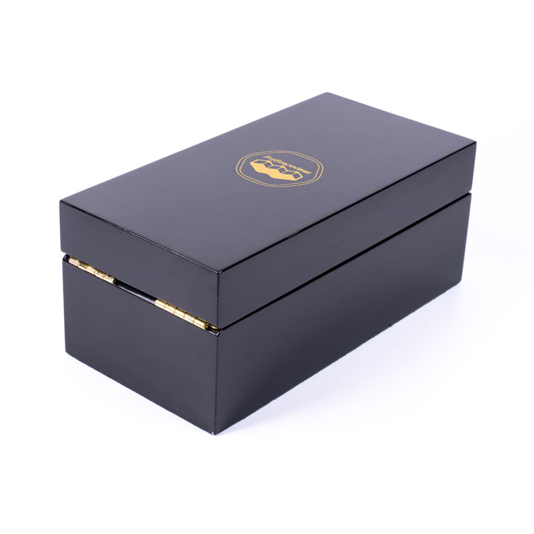 Elegante caja de perfumes de madera con bisagras doradas y cerradura.