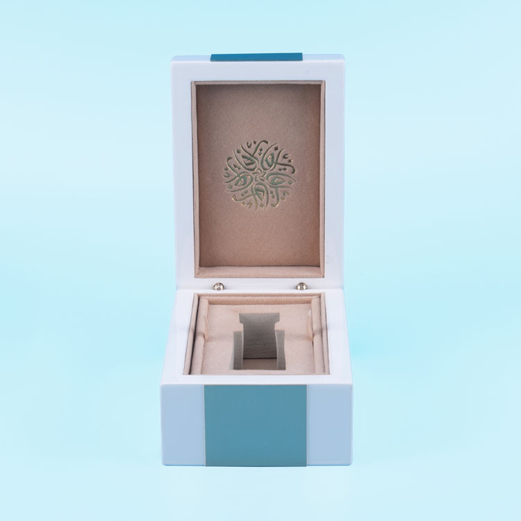 Caja de embalaje de perfume de madera pequeña y elegante pintada con accesorios de acero inoxidable cepillado