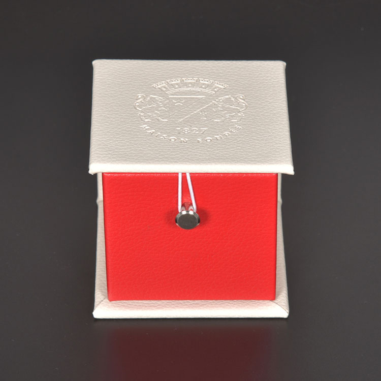 Venta de la bandeja Anillos eléctricos portátiles Carpeta de llave Attar Textura de cuero genuino Libro de recuerdo PU PUN Packaging Box