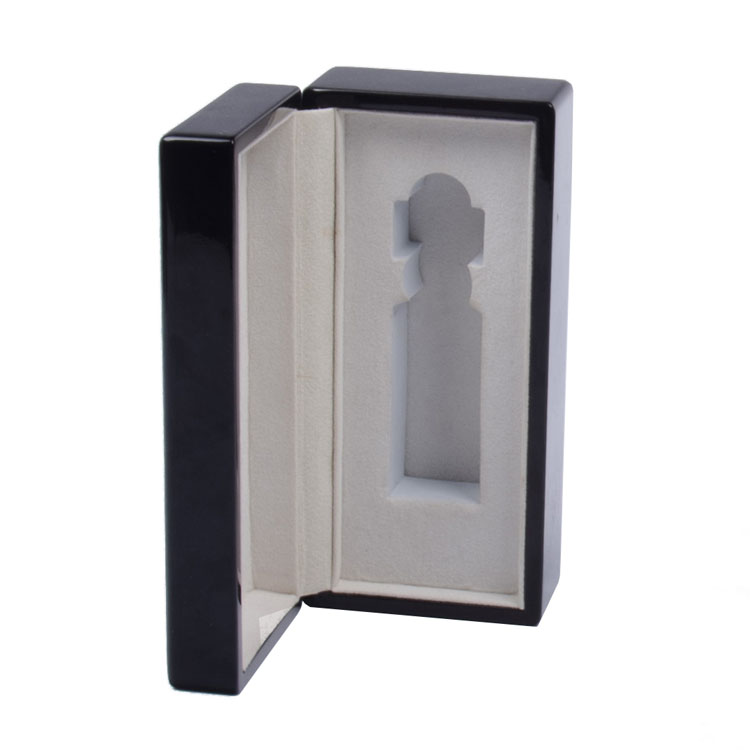 Bisagra elástica rectangular Flip Black Glossy Pintura Esencial Petróleo Perfume Embalaje de madera Empaca de beige personalizado Interior de terciopelo con cuentas