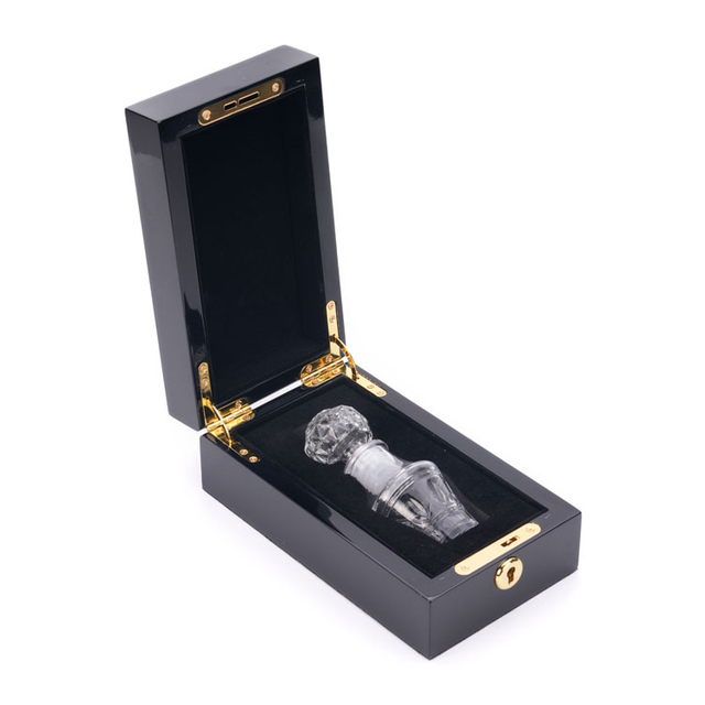 Logotipo de metal dorado incrustado en paquetes de cuadros de madera de perfume de pintura de piano negro