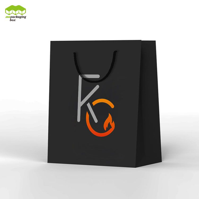 Bolsa de papel de cinta negra con logotipo personalizado de papel revestido