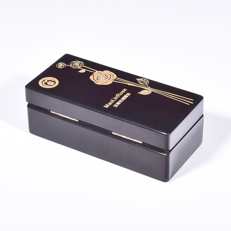 Bisagra elástica rectangular Flip Black Glossy Pintura Esencial Petróleo Perfume Embalaje de madera Empaca de beige personalizado Interior de terciopelo con cuentas