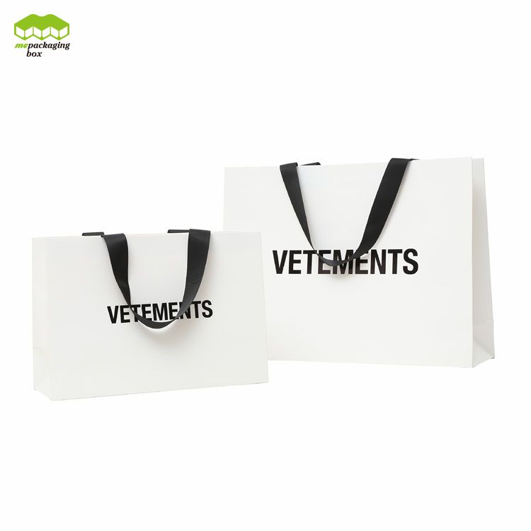 Bolsa de papel de cinta negra con logotipo personalizado de papel revestido