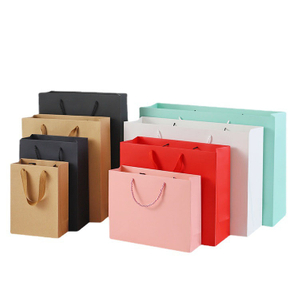 Bolsa de papel de regalo de diseño de logotipo de marca impresa personalizada al por mayor con mango