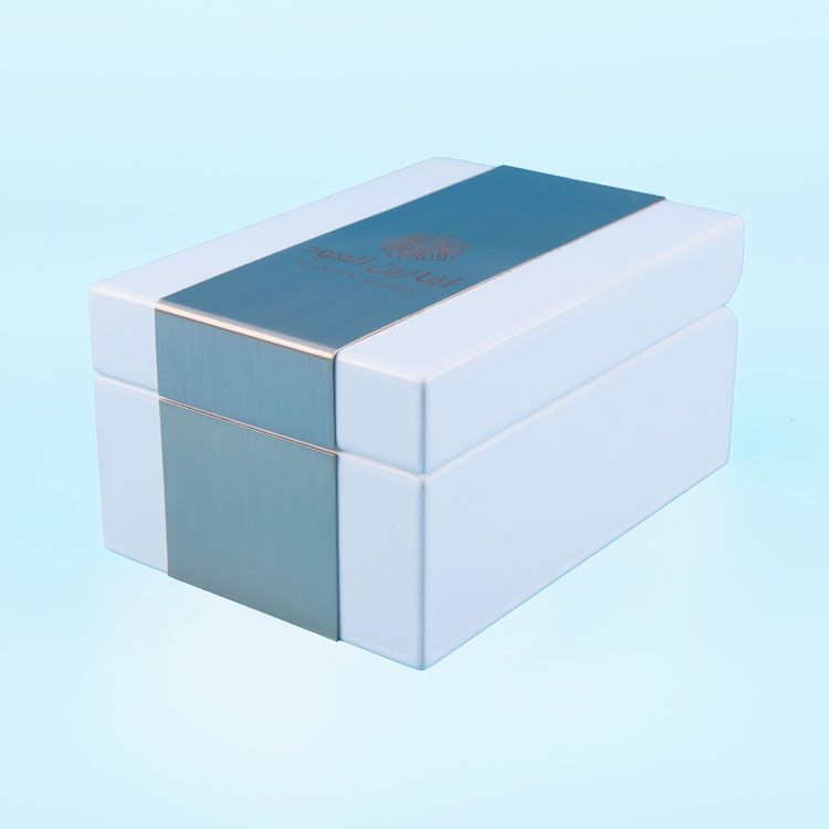 Caja de embalaje de perfume de madera pequeña y elegante pintada con accesorios de acero inoxidable cepillado