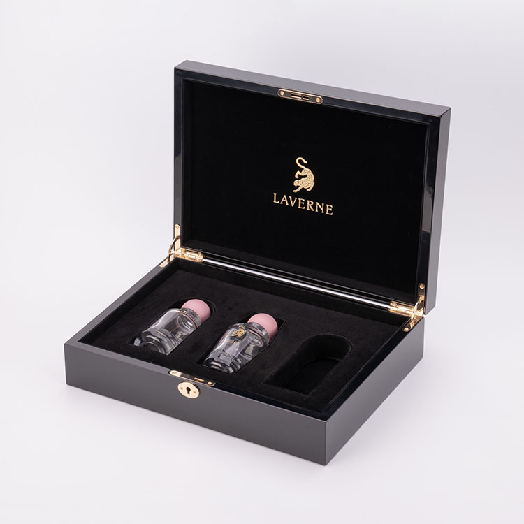 Pintura de piano negro de alto grado Tres botellas de pintura de perfume Embalaje de regalo Caja de madera Logotipo de metal de oro brillante Hecho a medida