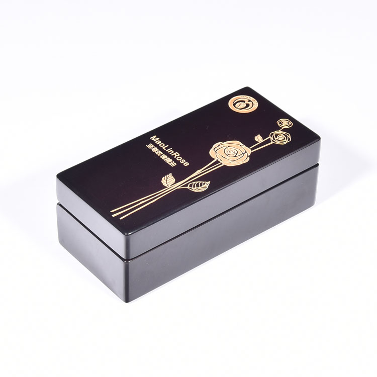 Bisagra elástica rectangular Flip Black Glossy Pintura Esencial Petróleo Perfume Embalaje de madera Empaca de beige personalizado Interior de terciopelo con cuentas