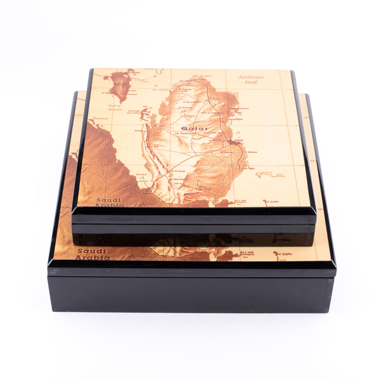 Caja Ramadán de madera con bisagras brillantes con mapa del Golfo