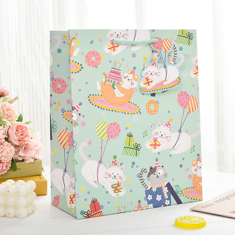 Bolsas de papel de Kraft marrón blanco con su propio logotipo, bolsa de compras de papel con logotipo, bolso de papel Kraft de papel con manijas
